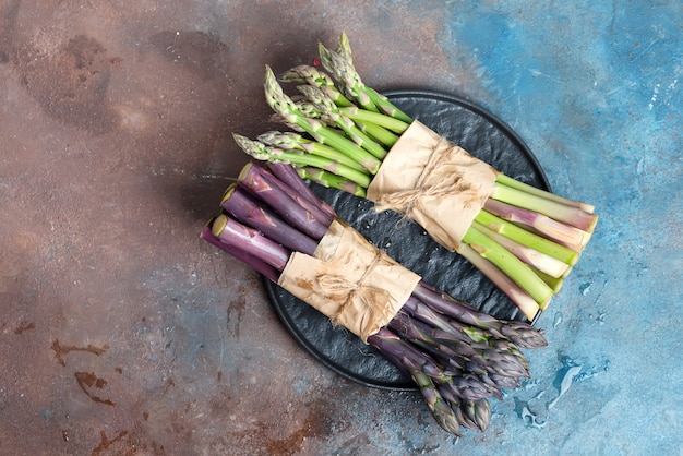 Asperges vertes et violettes biologiques fraîches naturelles