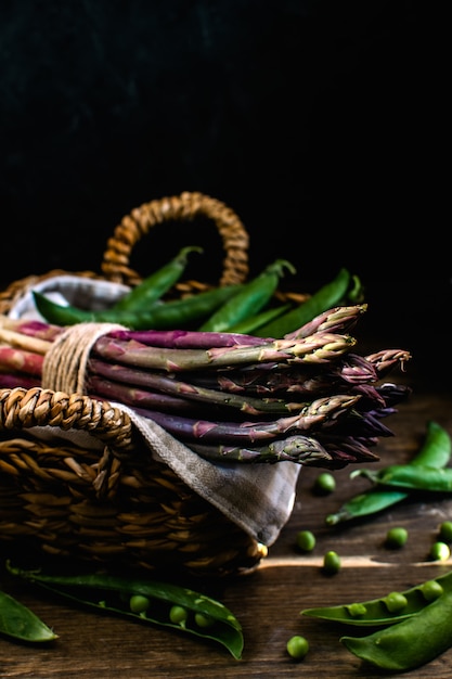 Asperges vertes et violettes fraîches