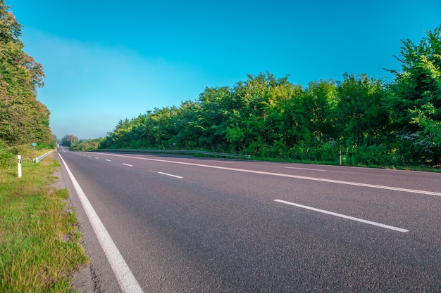 Photo asphalte autoroutes et montagnes sous le ciel bleu