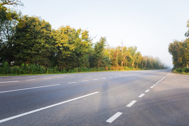 Photo asphalte autoroutes et montagnes sous le ciel bleu