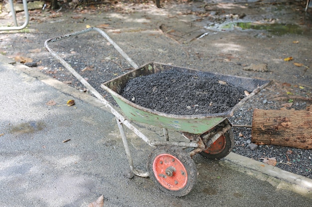 Photo asphalte fraîche dans un chariot en métal prêt à l'emploi.