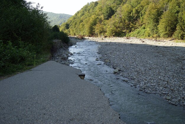 Asphalte se terminant par la rupture avec un bord déchiré une section de la route détruite par les inondations