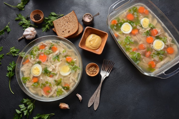 Aspic maison, viande de poulet en gelée avec herbes et carottes. Holodets de plats traditionnels russes. Servi avec pain et moutarde ou/et raifort