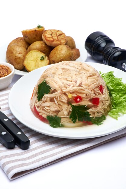 Aspic de poulet délicieux sur une assiette isolé sur fond blanc