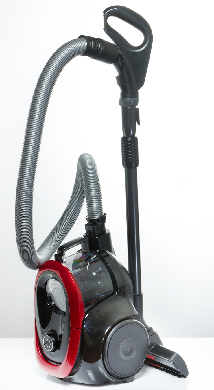 Photo aspirateur noir et rouge avec récipient sans tuyaux sur fond blanc