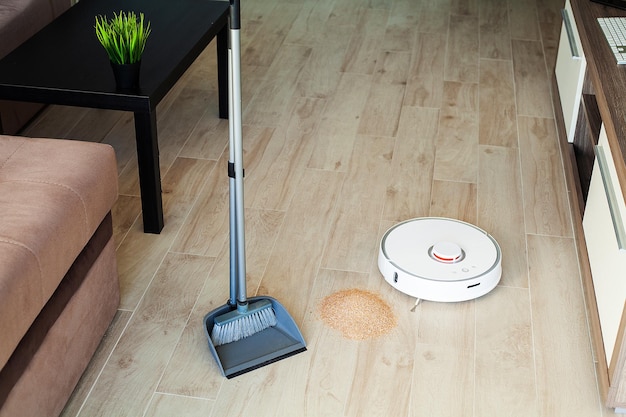 L'aspirateur robot effectue le nettoyage automatique de l'appartement à un certain moment