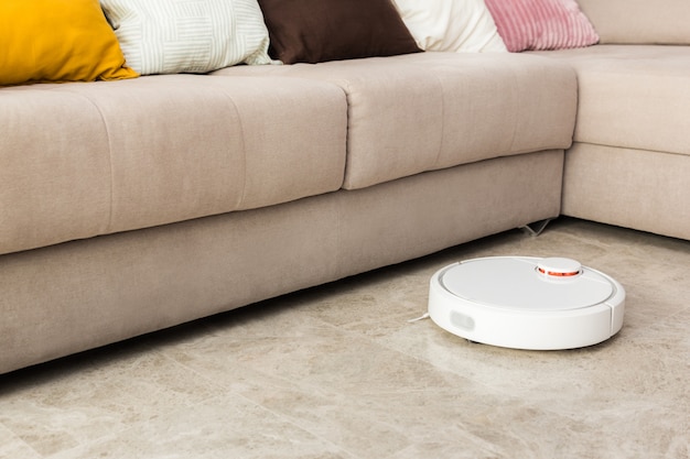 Aspirateur robot nettoyant la pièce