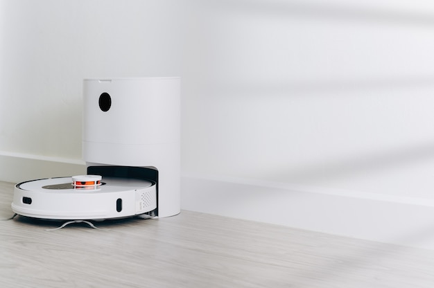 Aspirateur robotique sur la technologie de nettoyage intelligent du plancher en bois