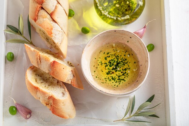 Assaisonnement pour pain croustillant et frais à l'huile d'olive à l'ail