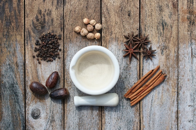 assaisonnement sec et herbe pour cuisiner la cuisine