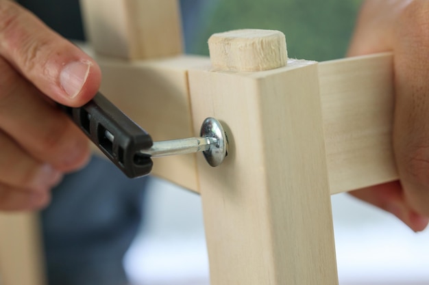 Assemblage de meubles en bois à la maison à l'aide de vis Allen