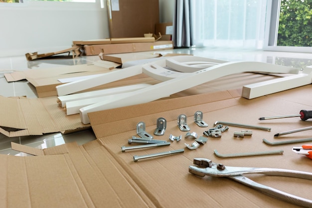 Assemblage de meubles de chaise en bois à la maison