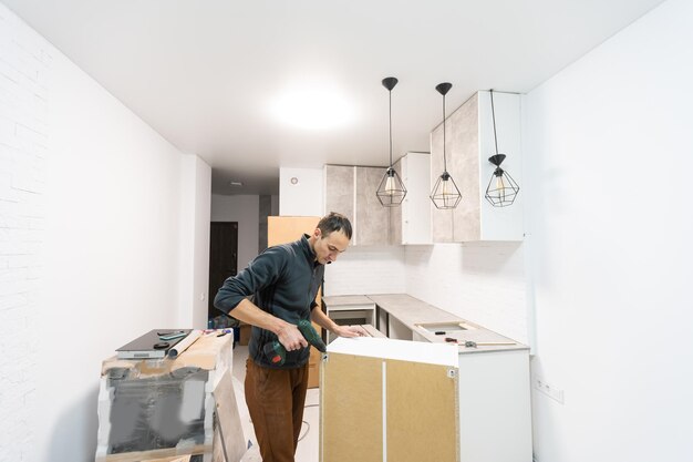 assemblage de meubles - travailleur installant une étagère d'armoire.