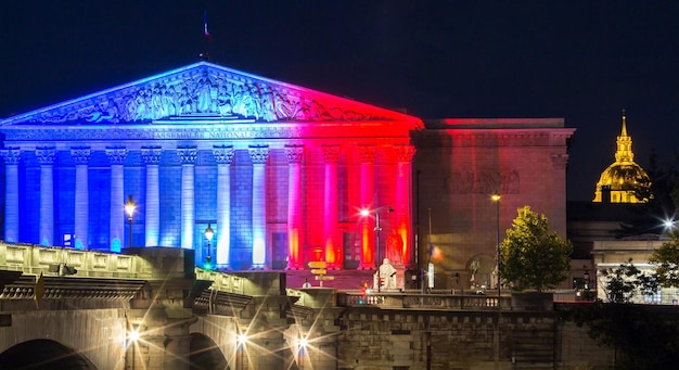 L'Assemblée nationale française s'est illuminée aux couleurs du drapeau national français Paris