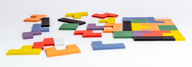 Assembler des pièces de puzzle Tetris Jeu de logique en bois pour enfants Développement de la concentration, mémoire et amélioration de la résolution de problèmes