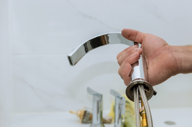 Assembler la plomberie installer le plombier de service au travail dans une salle de bain