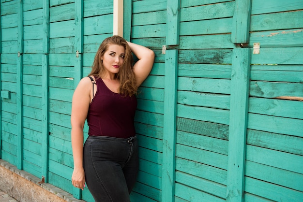 Assez élégante jeune femme posant dans les rues de la ville. Modèle de taille plus. Look de rue décontracté.