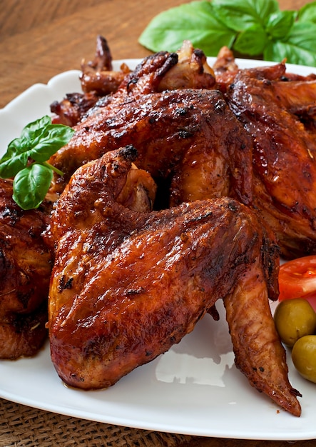 Assiette d'ailes de poulet sur table en bois