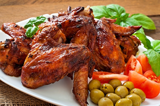 Assiette d'ailes de poulet sur table en bois