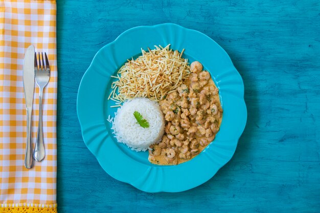 Assiette alimentaire aux crevettes stroganoff