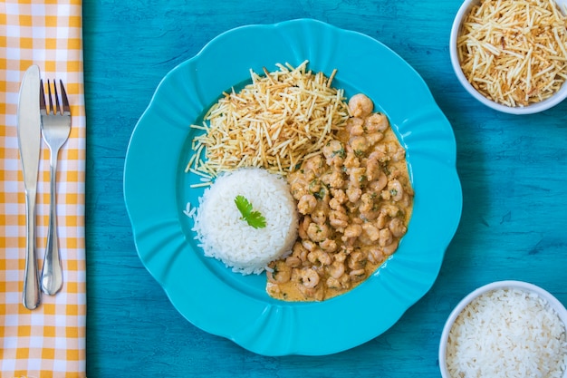 Assiette alimentaire aux crevettes stroganoff