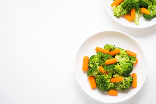 Une assiette avec des aliments diététiques