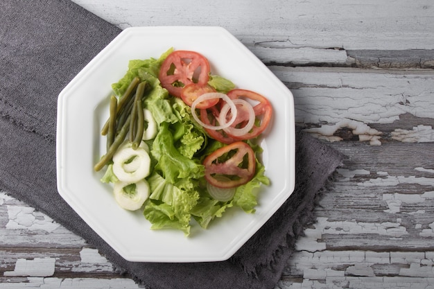 Assiette d'aliments sains avec vue de dessus de salade de laitue.