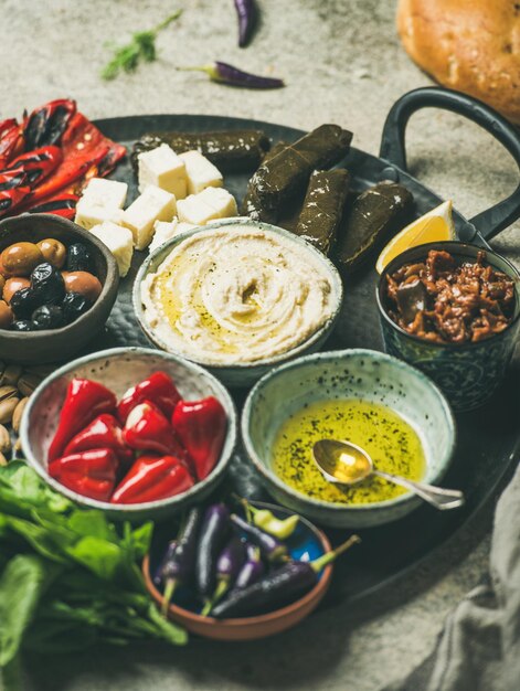 Assiette d'amuse-bouches de démarreur de meze méditerranéen ou moyen-oriental dans un plateau