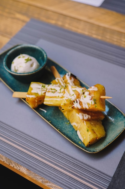 Une assiette d'ananas en tranches.