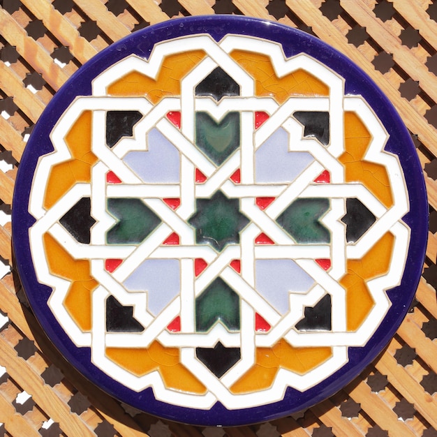 Assiette andalouse en céramique typique avec motif arabe