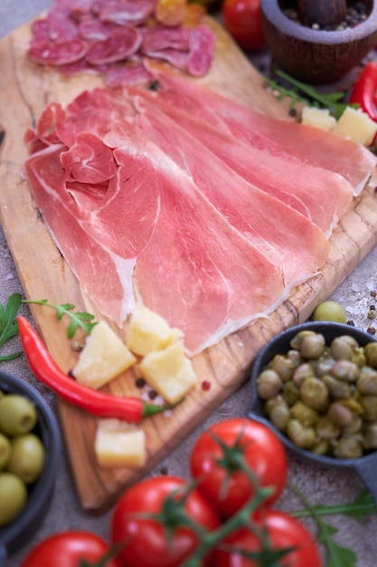 Assiette d'antipasti à la viande sur une table en pierre