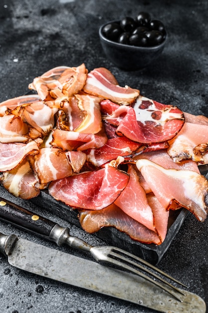 Photo assiette d'antipasto à la viande, pancetta, salami, jambon émincé, saucisse, prosciutto, bacon