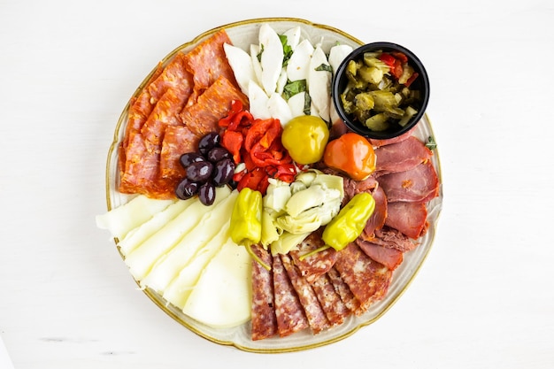 Assiette d'apéritifs avec antipasti au restaurant italien.