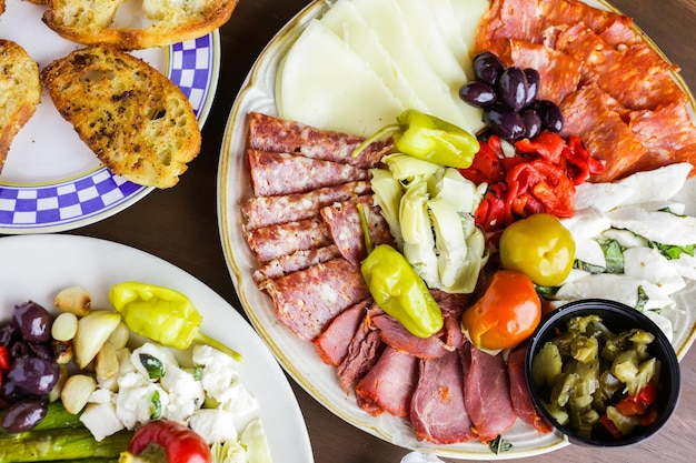 Assiette d'apéritifs avec antipasti végétarien au restaurant italien.