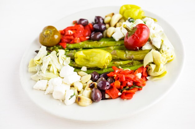 Assiette d'apéritifs avec antipasti végétarien au restaurant italien.