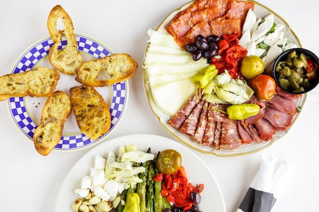 Assiette d'apéritifs avec antipasti végétarien au restaurant italien.