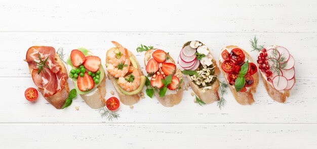 Assiette d'apéritifs avec des tapas espagnoles traditionnelles