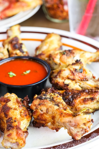 Assiette apéritive avec ailes de poulet au four à bois.