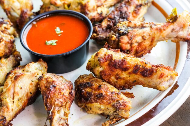 Assiette apéritive avec ailes de poulet au four à bois.