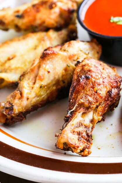 Assiette apéritive avec ailes de poulet au four à bois.