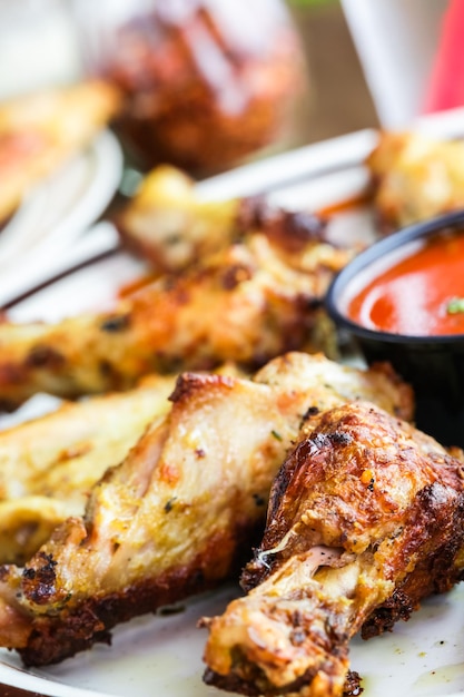 Assiette apéritive avec ailes de poulet au four à bois.