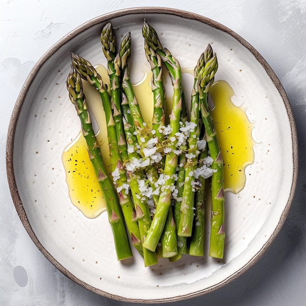 Une assiette d'asperges vertes grillées générées par IA