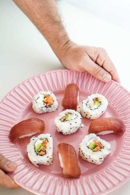 Assiette avec assortiment de morceaux de sushi