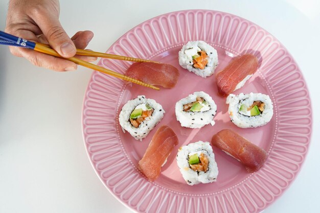 Assiette avec assortiment de morceaux de sushi