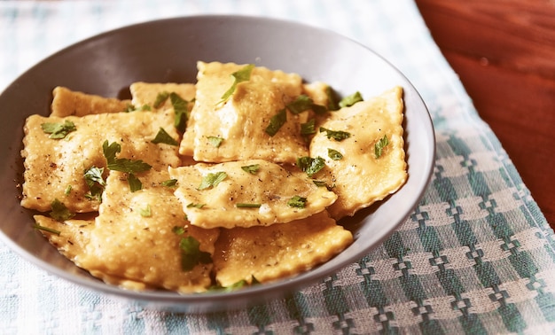 Assiette avec d'authentiques raviolis