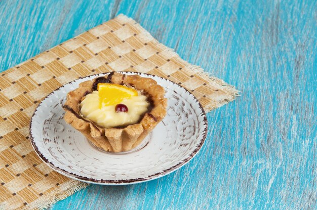 Assiette beige avec un gâteau