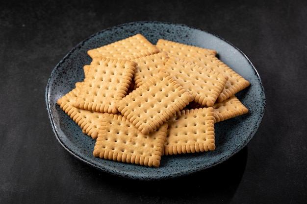 Assiette avec biscuit à la fécule de maïs sur la table