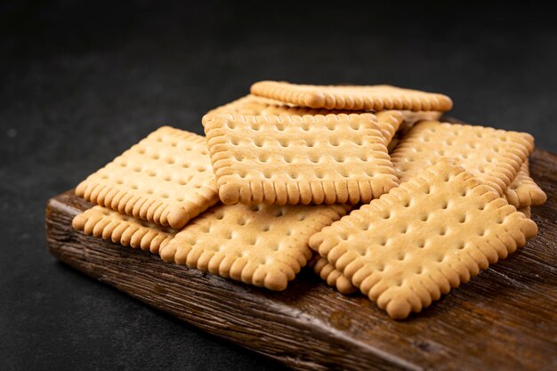 Assiette avec biscuit à la fécule de maïs sur la table