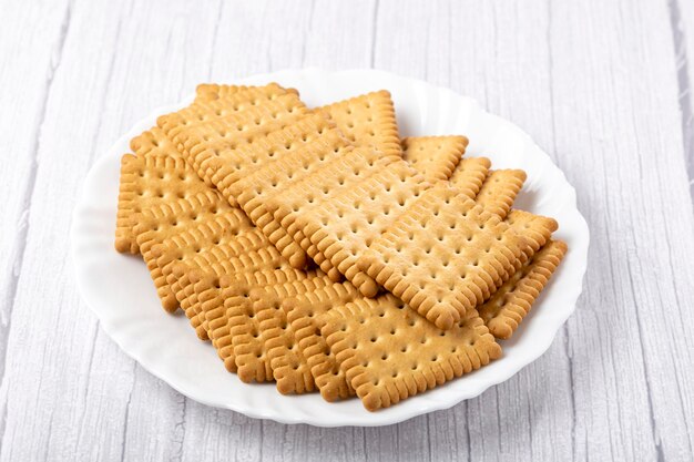 Assiette avec biscuit à la fécule de maïs sur la table