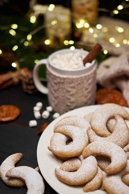 Assiette de biscuits traditionnels allemands ou autrichiens vanillekipferl vanille kipferl et décorations